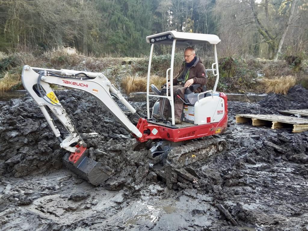 Kleiner Bagger im Schlamm